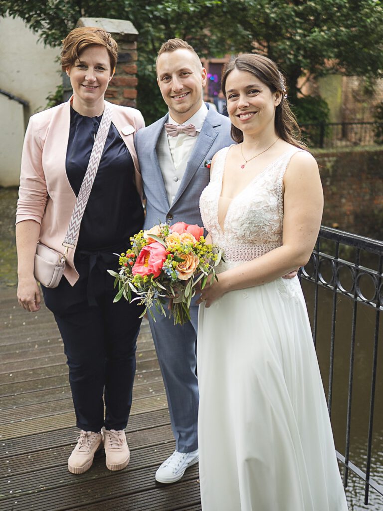 Hochzeitspaar mit Caro - federleicht HOCHZEITEN